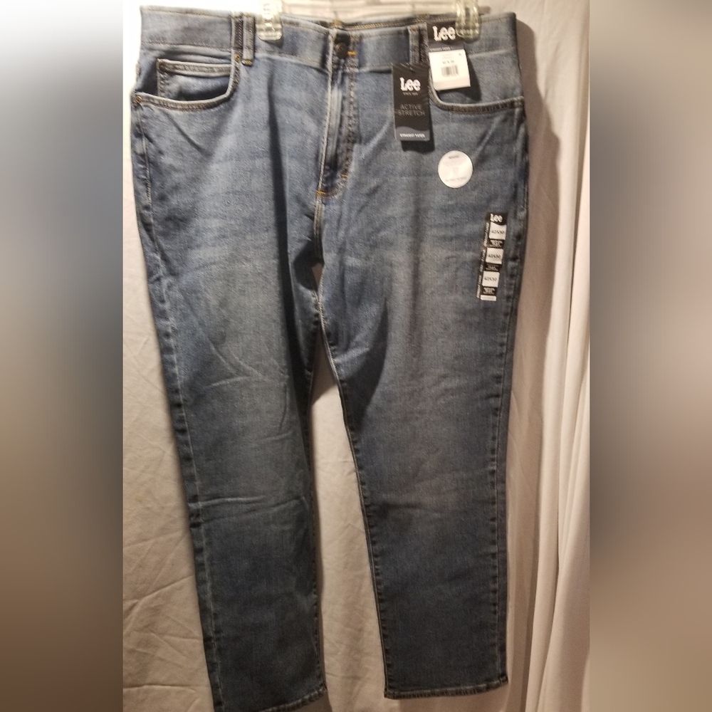 Brand new Lee Jeans 42 x 30 Active Fit